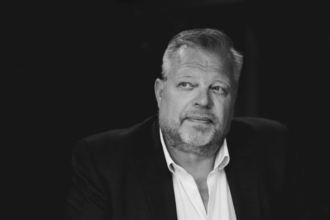 Portræt af Henrik Stender, grundlægger af Firmagalleri.dk